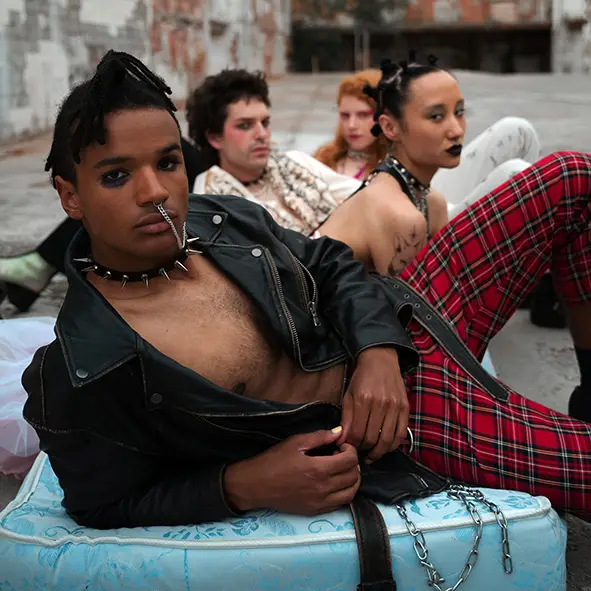 پیرسینگ و زنجیر